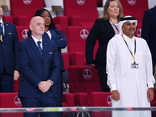FIFA-Präsident Gianni Infantino (l.) neben Katars Premierminister Khalid bin Khalifa bin Abdulaziz Al Thani bei einem Spiel der Fußball-WM in Katar.
