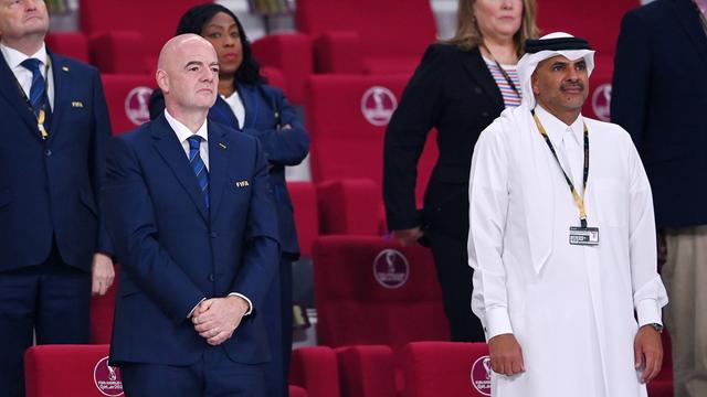 FIFA-Präsident Gianni Infantino (l.) neben Katars Premierminister Khalid bin Khalifa bin Abdulaziz Al Thani bei einem Spiel der Fußball-WM in Katar.