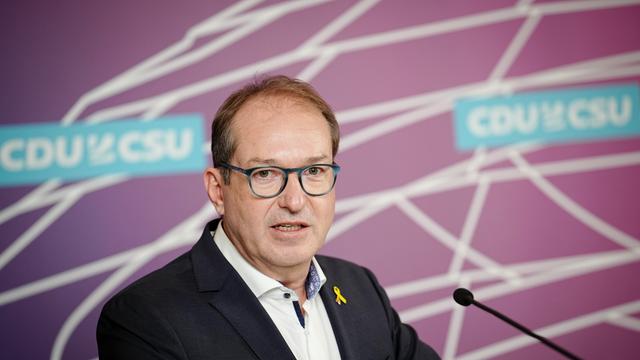 Alexander Dobrindt, CSU-Landesgruppenchef, gibt ein Pressestatement vor der Fraktionssitzung.