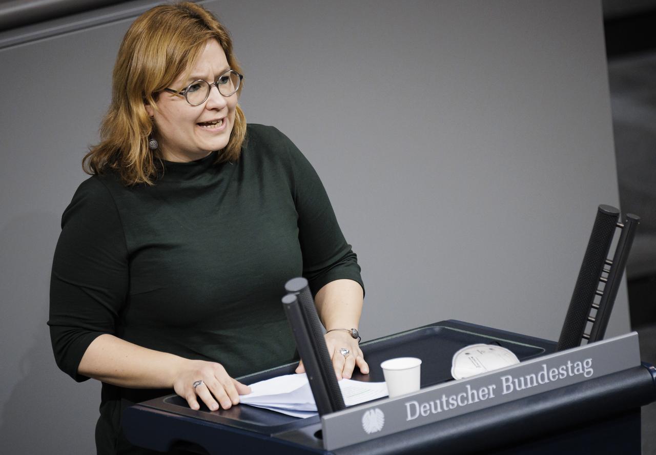 Katrin Uhlig, Bündnis 90/Die Grünen, bei einer Rede im Rahmen der Debatte zur Absenkung der Kostenbelastungen durch die EEG-Umlage im Bundestag 17.03.2022. Katrin Uhlig, Bündnis 90/Die Grünen, bei einer Rede im Rahmen der Debatte zur Absenkung der Kostenbelastungen durch die EEG-Umlage im Bundestag 17.03.2022.
