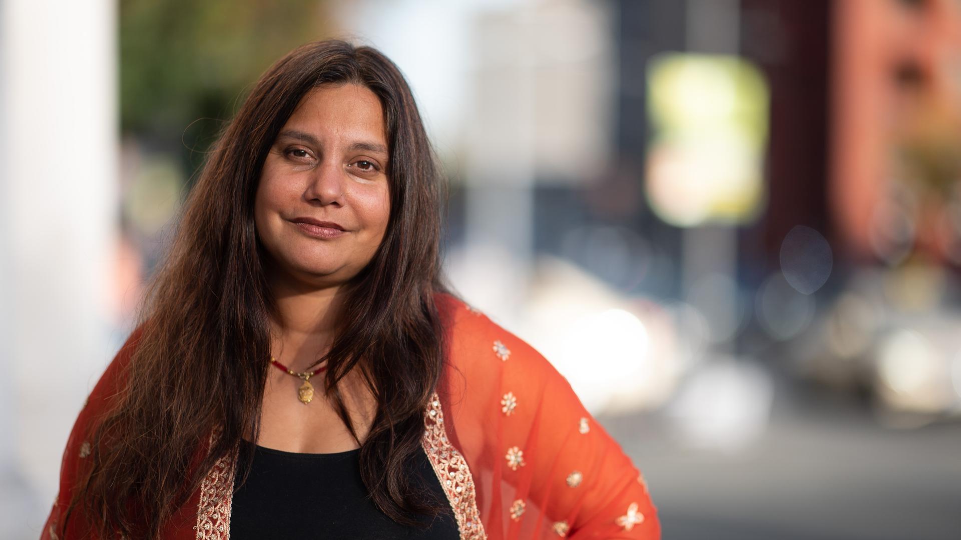Autorin Mithu Sanyal steht vor einer Lesung der Autorinnen und Autoren der Shortlist Deutscher Buchpreis 2021 vor dem Literaturhaus Frankfurt. Autorin Mithu Sanyal steht vor einer Lesung der Autorinnen und Autoren der Shortlist Deutscher Buchpreis 2021 vor dem Literaturhaus Frankfurt.
