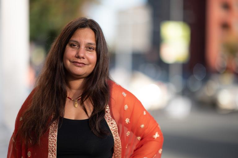 Autorin Mithu Sanyal steht vor einer Lesung der Autorinnen und Autoren der Shortlist Deutscher Buchpreis 2021 vor dem Literaturhaus Frankfurt. Autorin Mithu Sanyal steht vor einer Lesung der Autorinnen und Autoren der Shortlist Deutscher Buchpreis 2021 vor dem Literaturhaus Frankfurt.