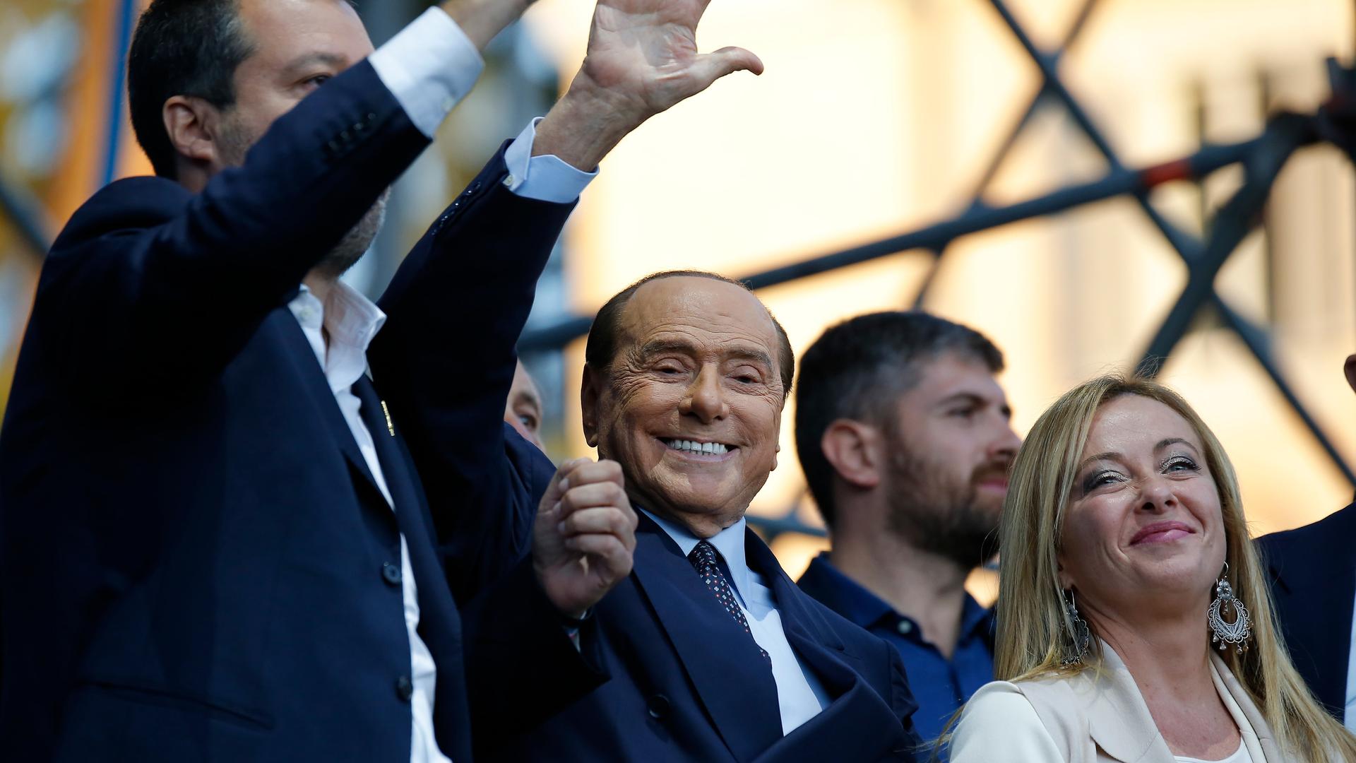 Rom, Italien, 22.09.2022: Giorgia Meloni, Silvio Berlusconi waehrend der Wahlkampfveranstaltung der Mitte-Rechts-Koalition auf dem Piazza del Popolo am 22. September 2022 in Rom, Italien. Rom, Italien, 22.09.2022: Giorgia Meloni, Silvio Berlusconi waehrend der Wahlkampfveranstaltung der Mitte-Rechts-Koalition auf dem Piazza del Popolo am 22. September 2022 in Rom, Italien.