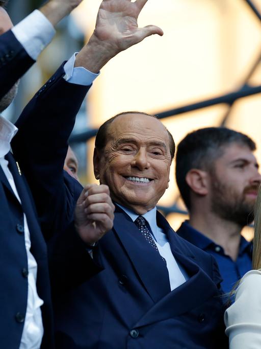 Rom, Italien, 22.09.2022: Giorgia Meloni, Silvio Berlusconi waehrend der Wahlkampfveranstaltung der Mitte-Rechts-Koalition auf dem Piazza del Popolo am 22. September 2022 in Rom, Italien. 