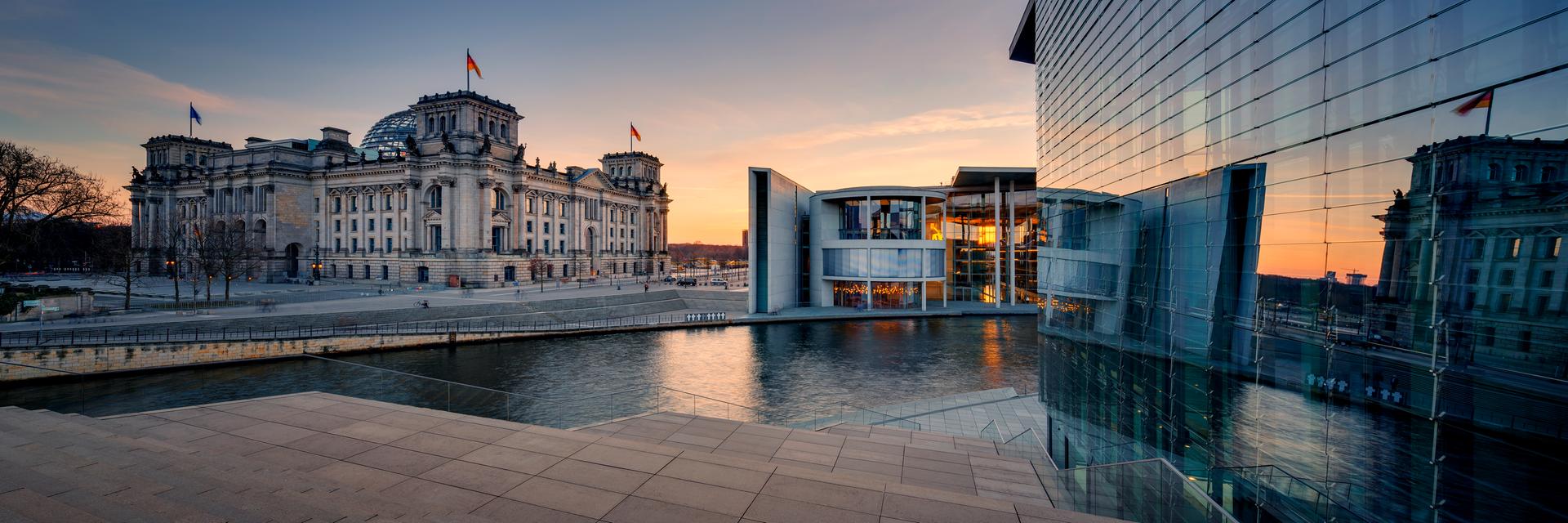 Blick über die Spree auf den Reichstag in Berlin Blick über die Spree auf den Reichstag in Berlin