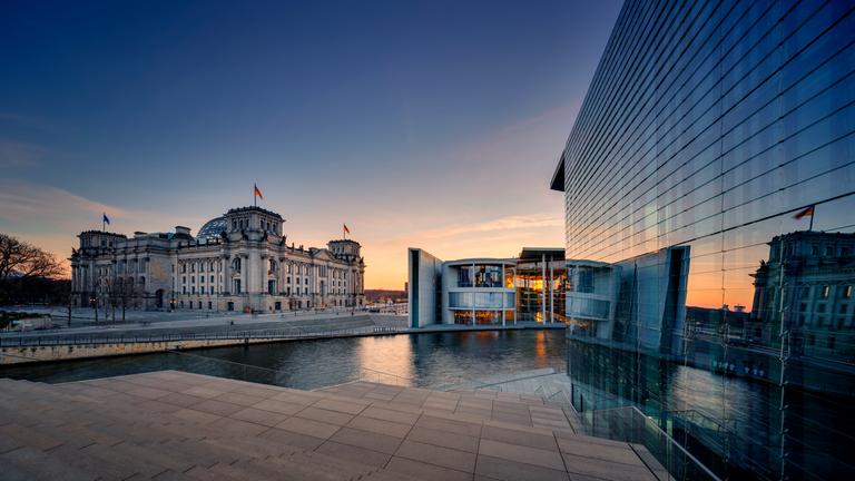 Blick über die Spree auf den Reichstag in Berlin Blick über die Spree auf den Reichstag in Berlin