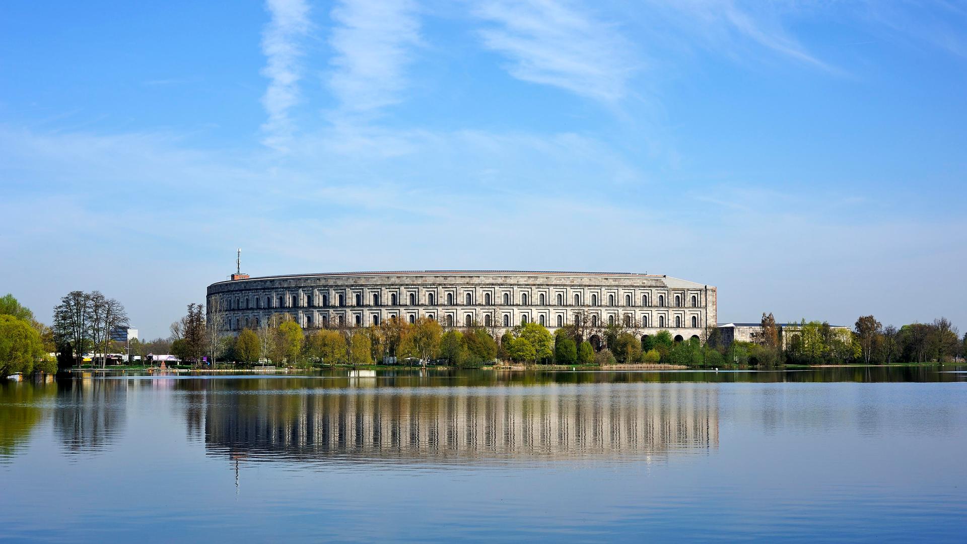 Gesamtansicht der ehemaligen, nicht vollendeten Kongresshalle der NSDAP, im Vordergund der Dutzendteich in Nürnberg Gesamtansicht der ehemaligen, nicht vollendeten Kongresshalle der NSDAP, im Vordergund der Dutzendteich in Nürnberg