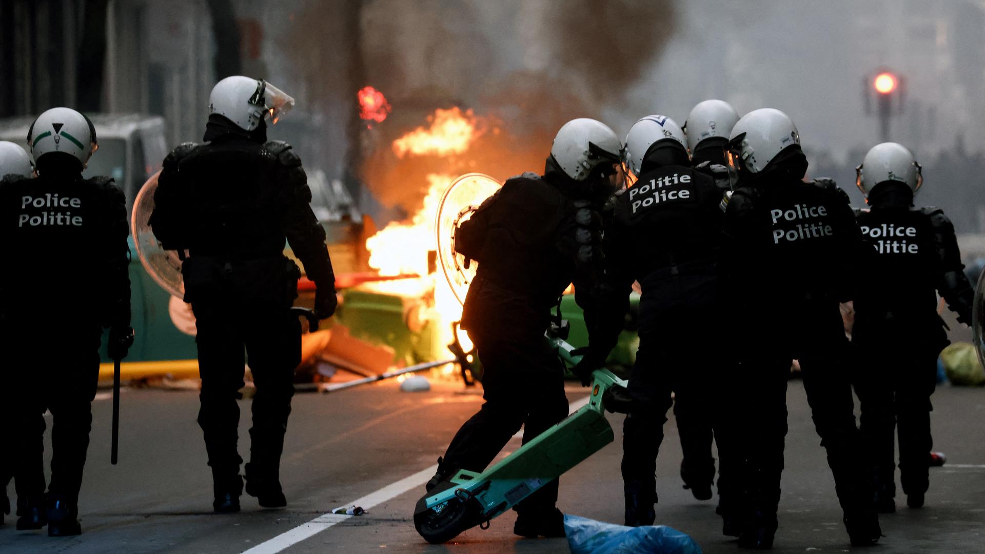 Ausschreitungen in Brüssel nach einer Demonstration gegen die Corona-Maßnahmen der Regierung. Polizisten haben Stellung bezogen.
Ausschreitungen in Brüssel nach einer Demonstration gegen die Corona-Maßnahmen der Regierung. Polizisten haben Stellung bezogen.