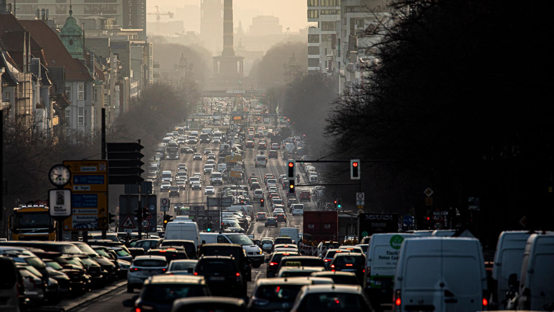 Verkehr in den Morgenstunden auf der Bismarckstrasse in Berlin: Die Straße ist bis zum Horizont von Autos verstopft. Verkehr in den Morgenstunden auf der Bismarckstrasse in Berlin: Die Straße ist bis zum Horizont von Autos verstopft.