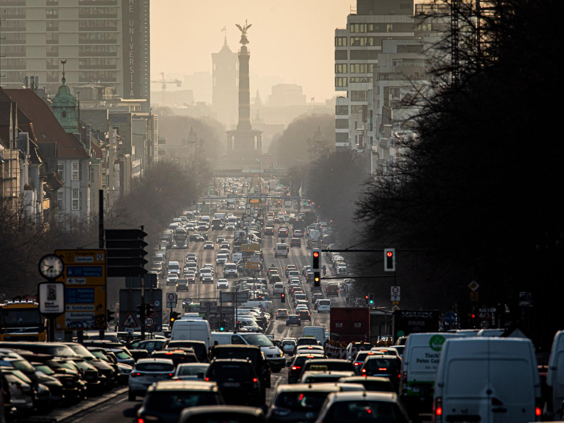 Verkehr in den Morgenstunden auf der Bismarckstrasse in Berlin: Die Straße ist bis zum Horizont von Autos verstopft.