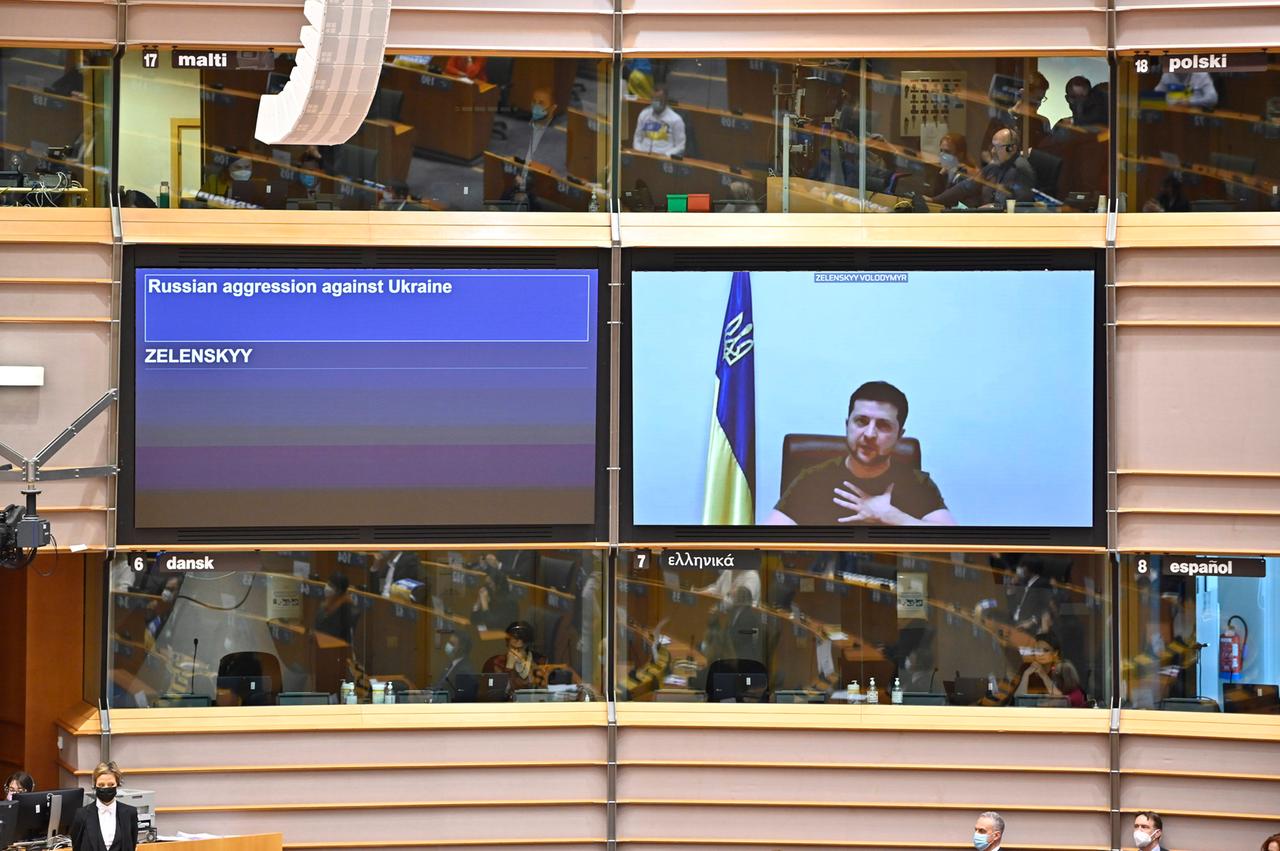 Wolodymyr Selenskyj ist auf einem Bildschirm im Parlament der Europäischen Union zu sehen.
