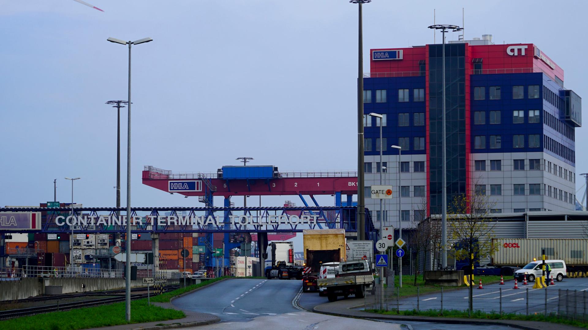 Aufnahme des Hafenteils in Hamburg, der von dem chinesischen Unternehmen Cosco gekauft werden soll.