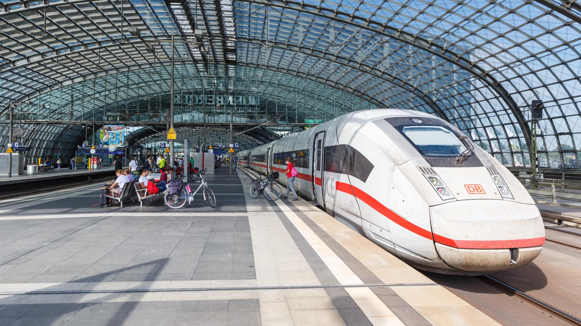 Ein ICE steht im Berliner Hauptbahnhof im Gleis. 