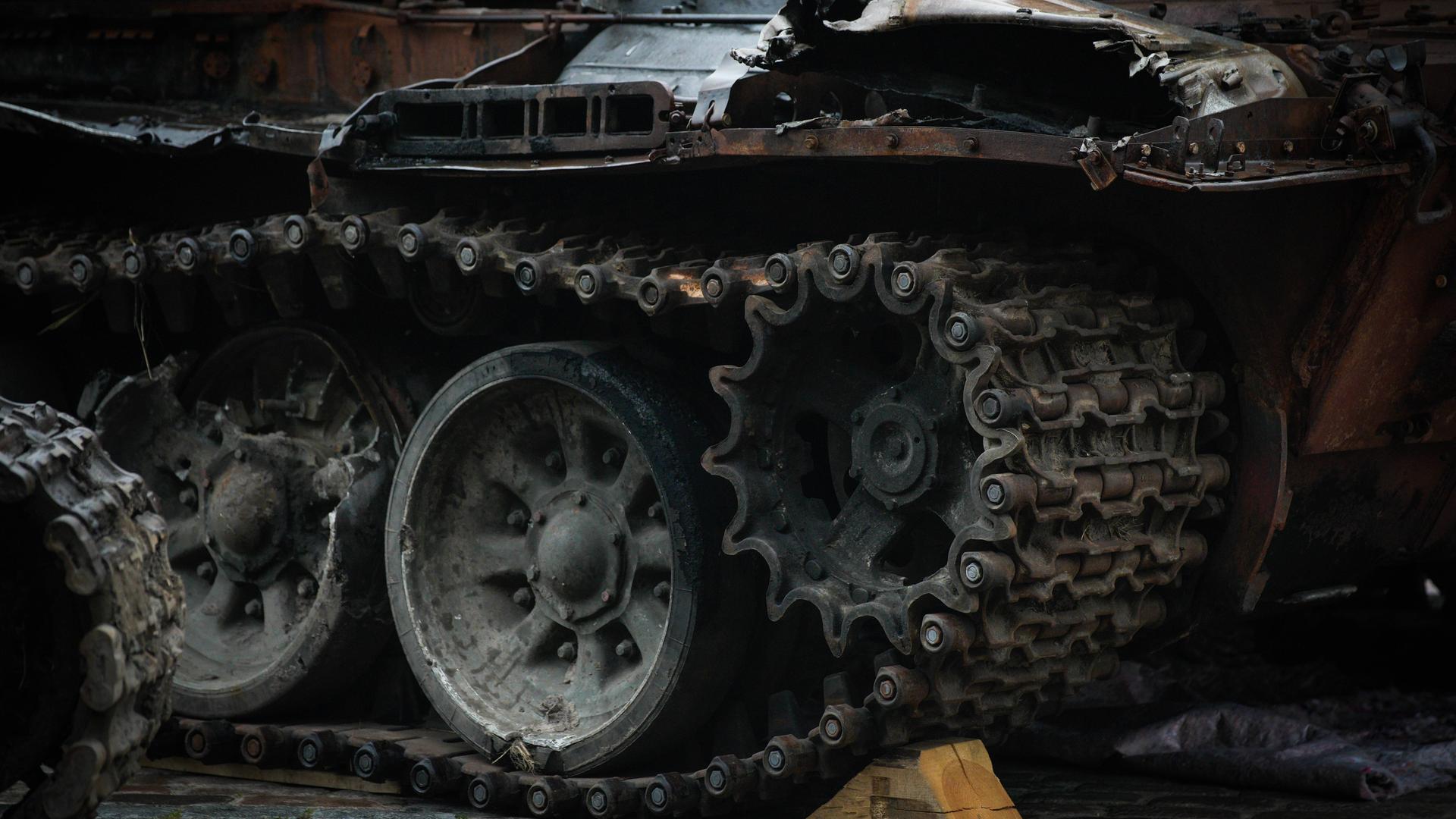 Die beschädigte Kette eines russischen Panzers. Die beschädigte Kette eines russischen Panzers.