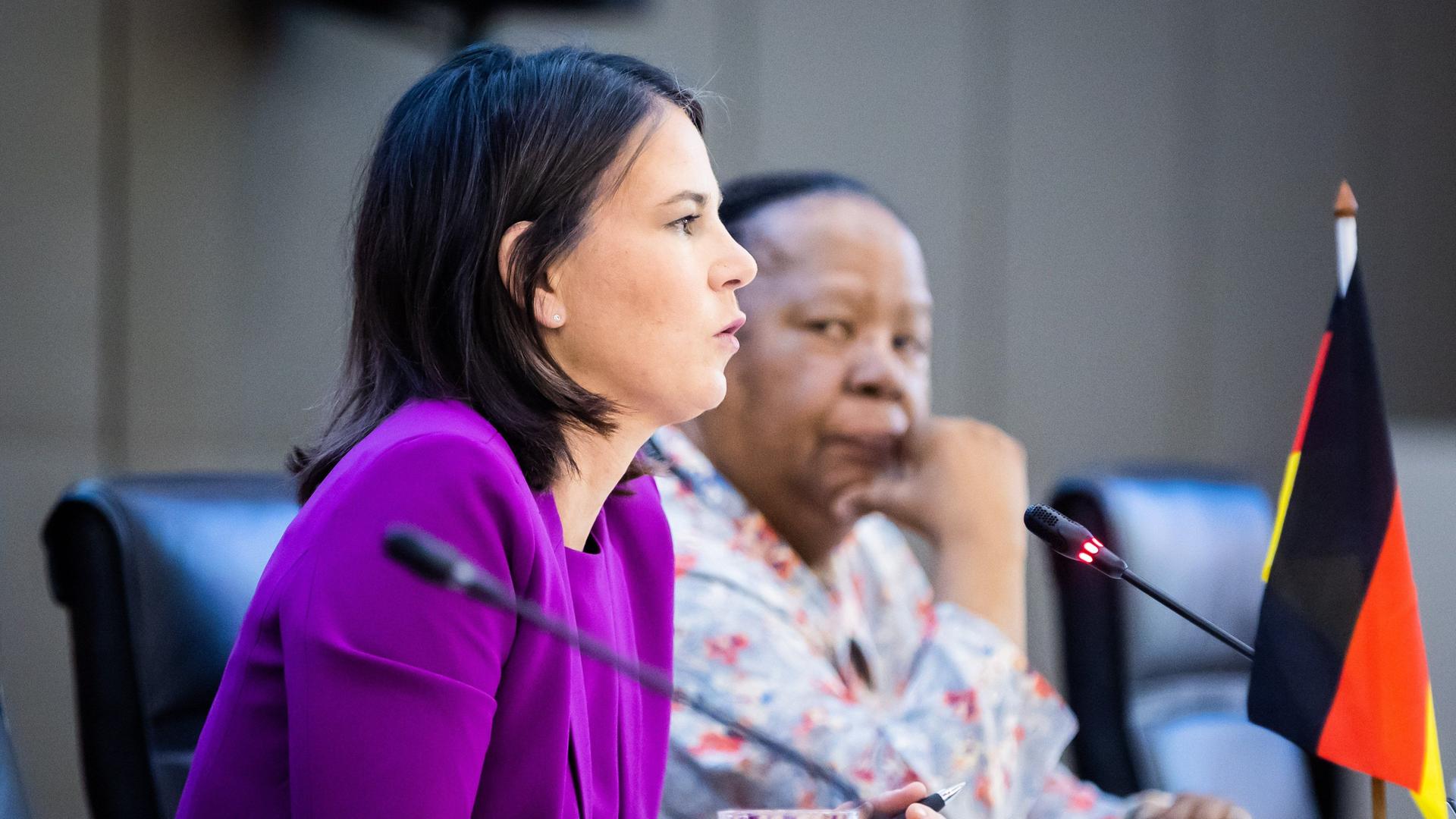 Außenministerin Annalena Baerbock und Naledi Pandor, Außenministerin Südafrikas, sitzen an einem Tisch.