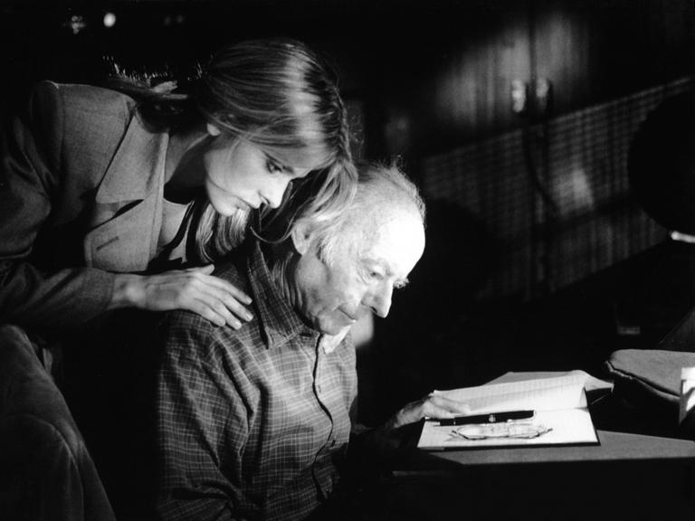 Wo Licht ist, ist auch Schatten: Szenenfoto aus "In weiter Ferne so nah" mit Heinz Rühmann und Natassja Kinski. 