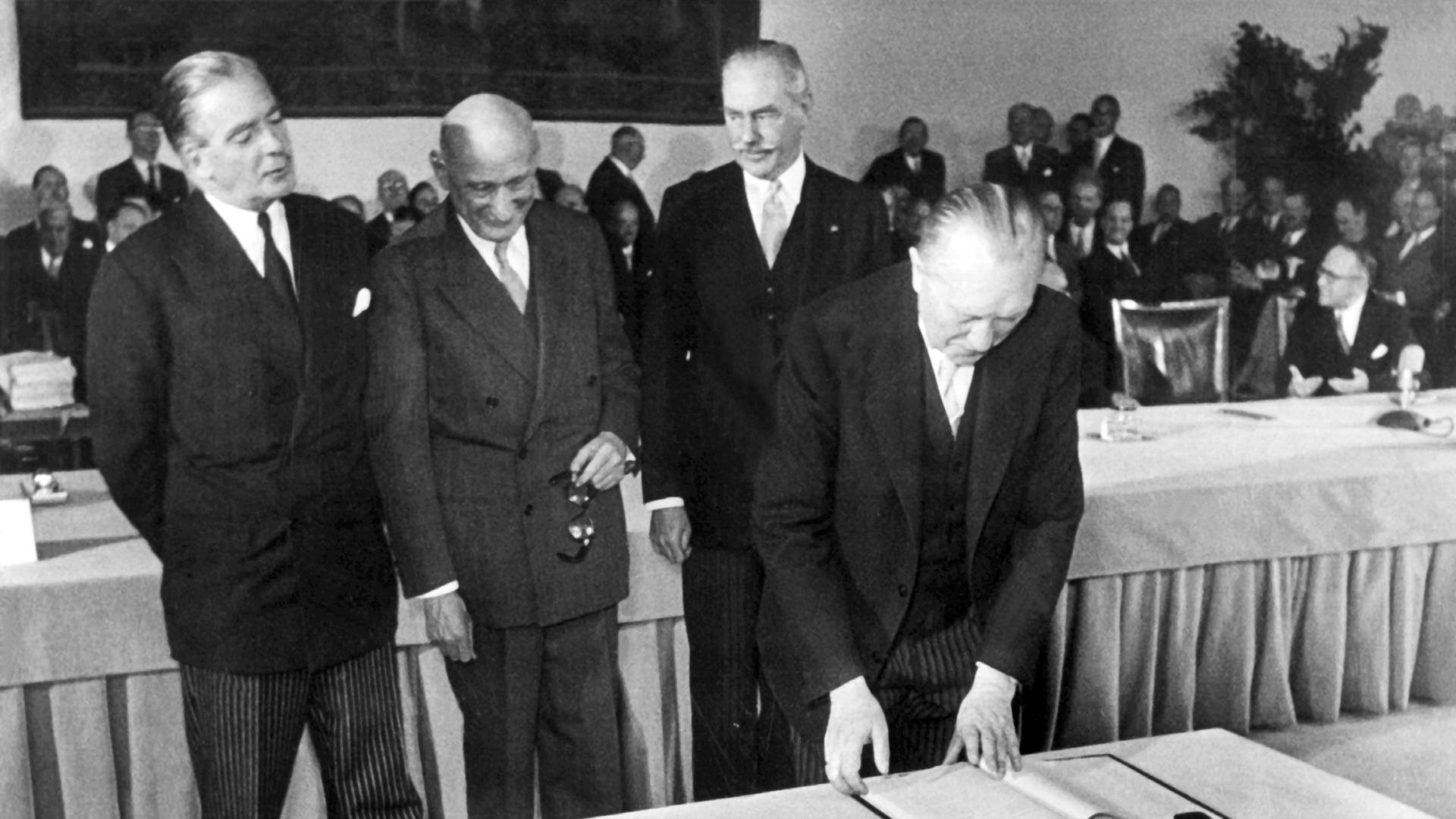 Die Unterzeichner des Deutschlandvertrages (l-r): Sir Anthony Eden (Großbritannien), Robert Schuman (Frankreich) und Dean Acheson (USA) sowie Bundeskanzler und Außenminister Dr. Konrad Adenauer. Am 26. Mai 1952 haben die Außenminister der drei Westmächte sowie Bundeskanzler Konrad Adenauer im Bonner Bundesratssaal den Deutschlandvertrag und die Zusatzverträge feierlich unterzeichnet. Mit dem Vertrag wird die volle Souveränität für alle innen- und außenpolitischen Entscheidungen der Bundesrepublik geregelt. Die Unterzeichner des Deutschlandvertrages (l-r): Sir Anthony Eden (Großbritannien), Robert Schuman (Frankreich) und Dean Acheson (USA) sowie Bundeskanzler und Außenminister Dr. Konrad Adenauer. Am 26. Mai 1952 haben die Außenminister der drei Westmächte sowie Bundeskanzler Konrad Adenauer im Bonner Bundesratssaal den Deutschlandvertrag und die Zusatzverträge feierlich unterzeichnet. Mit dem Vertrag wird die volle Souveränität für alle innen- und außenpolitischen Entscheidungen der Bundesrepublik geregelt.