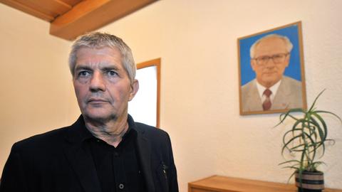 Roland Jahn, damals Bundesbeauftragter für die Stasi-Unterlagen steht 2012 im DDR-Grenzbahnhof-Museum im südthüringischen Probstzella, um Schulklassen zu berichten, wie ihn Stasi-Männer 1983 fesselten und mit Knebelketten hierher brachten. Im Hintergrund ein zeitgenössisches Porträt des DDR-Staatschefs  Erich Honecker 