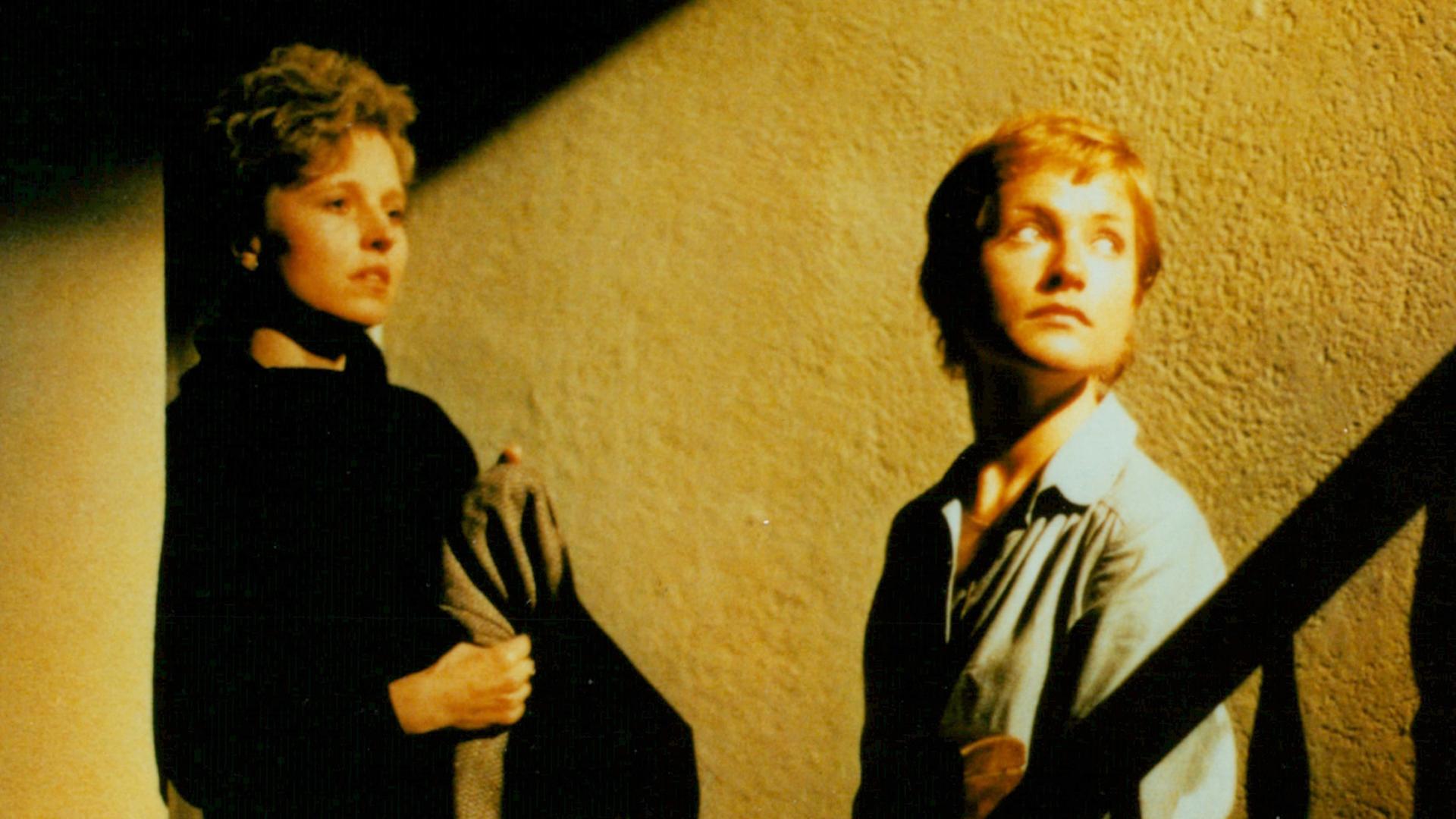 Hanna Schygulla (l.) und Isabelle Huppert stehen sich in einem Treppenhaus gegenüber in einer Filmszene aus "Passion" von Jean-Luc Godard.