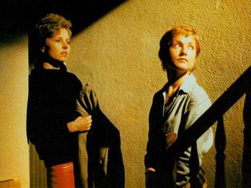 Hanna Schygulla (l.) und Isabelle Huppert stehen sich in einem Treppenhaus gegenüber in einer Filmszene aus "Passion" von Jean-Luc Godard.