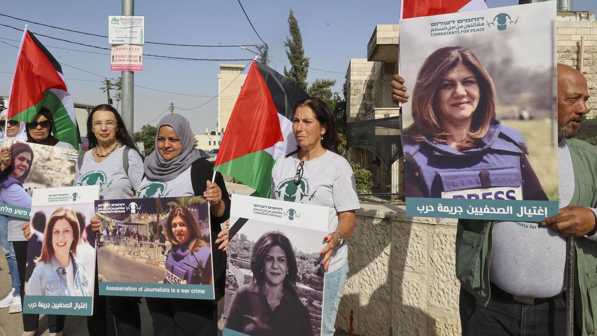Palästinesische Demonstrierende und isralische Aktivisten der Bewegung "Combatants for Peace" tragen Plakate mit einem Porträt der getöteten Journalistin Shireen Abu Akleh. Palästinesische Demonstrierende und isralische Aktivisten der Bewegung "Combatants for Peace" tragen Plakate mit einem Porträt der getöteten Journalistin Shireen Abu Akleh.