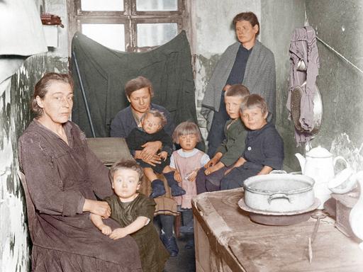 Familie in einer Armutsunterkunft in Deutschland in den 1920ern