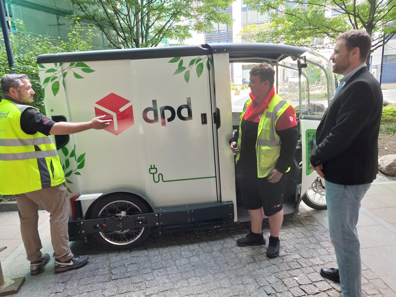 Ein Lastenrad am DPD-Mikrodepot in Berlin-Friedrichshain