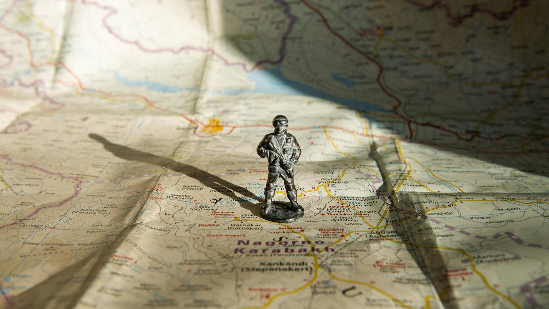 Figur eines bewaffneten Soldaten auf der Karte von Berg-Karabach. Figur eines bewaffneten Soldaten auf der Karte von Berg-Karabach.