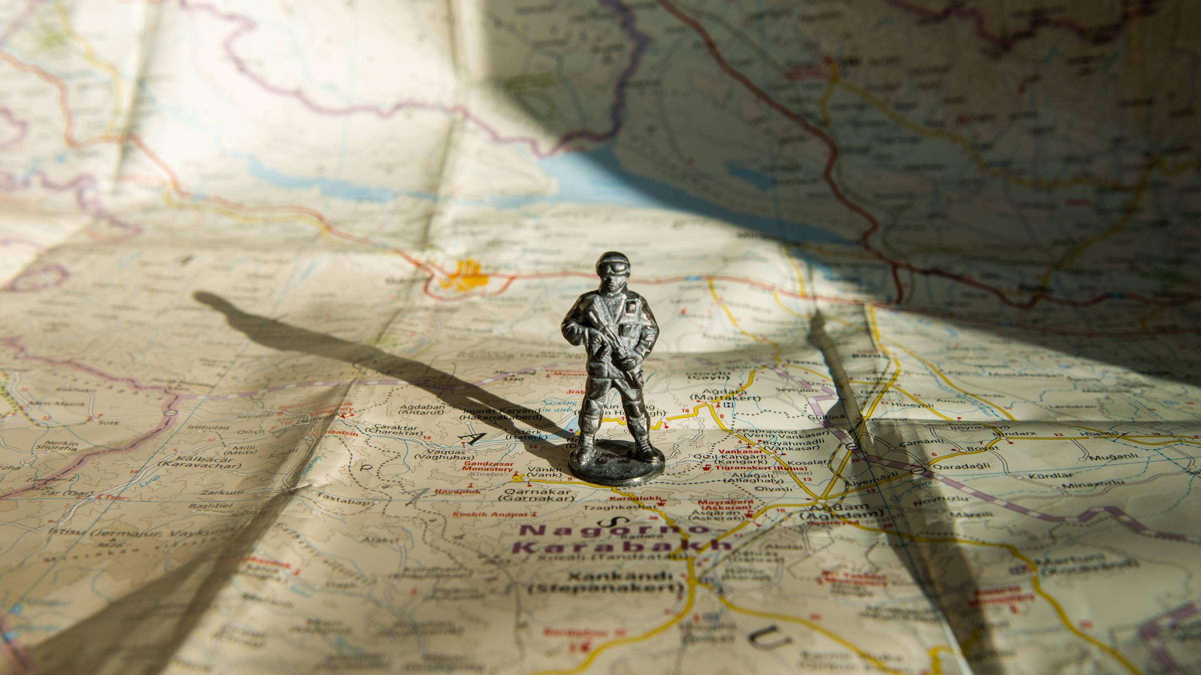 Figur eines bewaffneten Soldaten auf der Karte von Berg-Karabach.