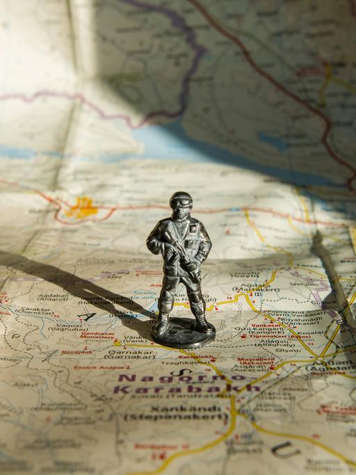 Figur eines bewaffneten Soldaten auf der Karte von Berg-Karabach.