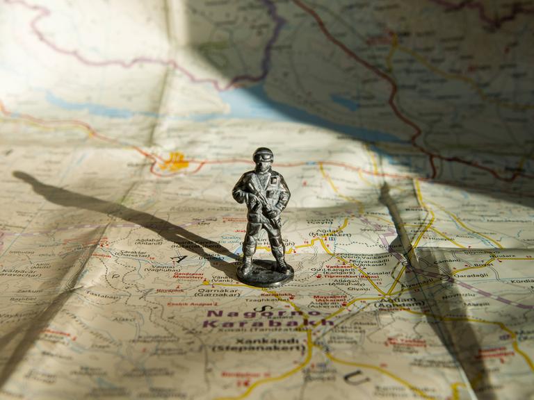 Figur eines bewaffneten Soldaten auf der Karte von Berg-Karabach.
