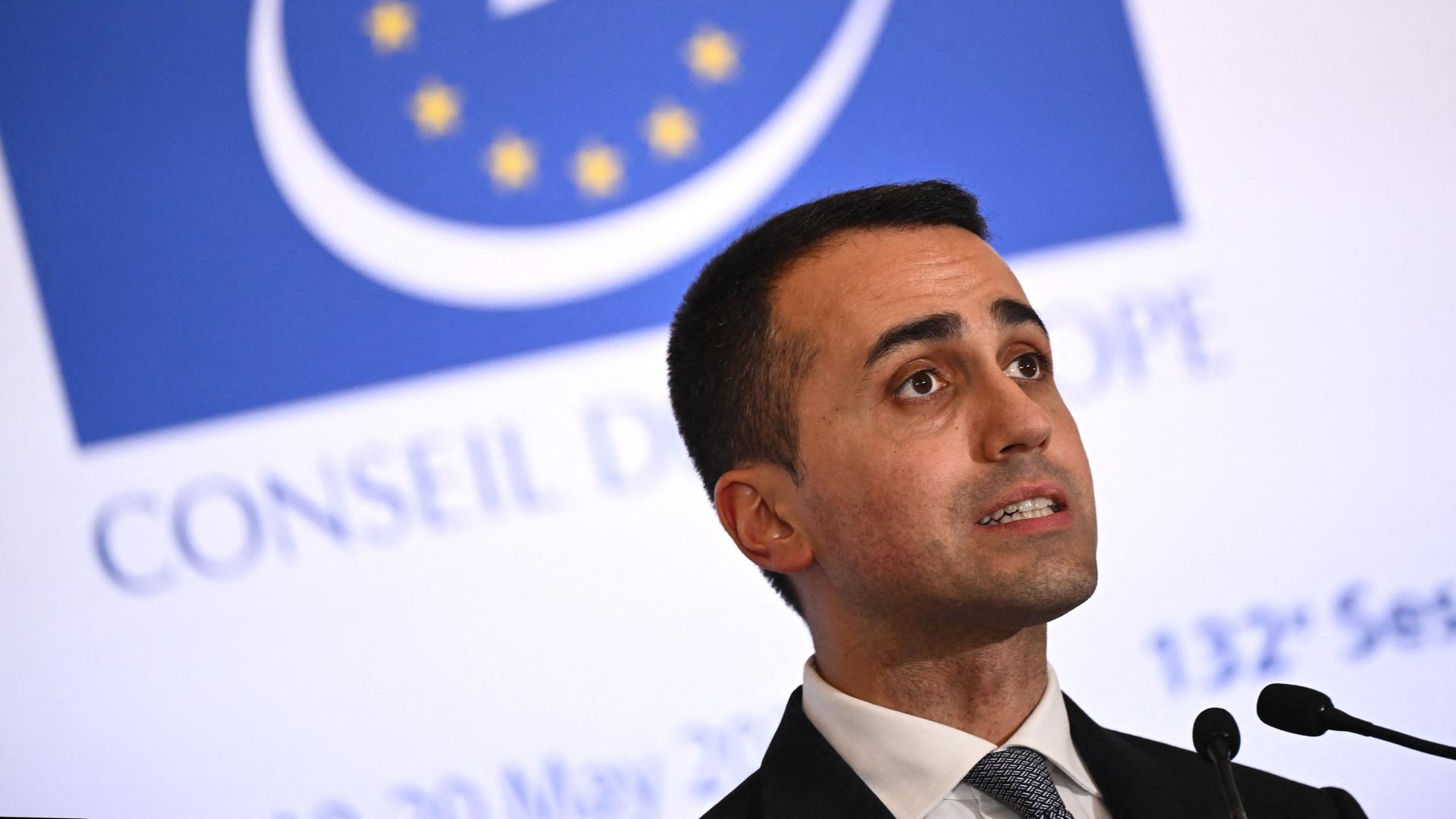 Italiens Außenminister Luigi Di Maio steht vor dem Logo des Europarats und gibt eine Pressekonferenz. Italiens Außenminister Luigi Di Maio steht vor dem Logo des Europarats und gibt eine Pressekonferenz.