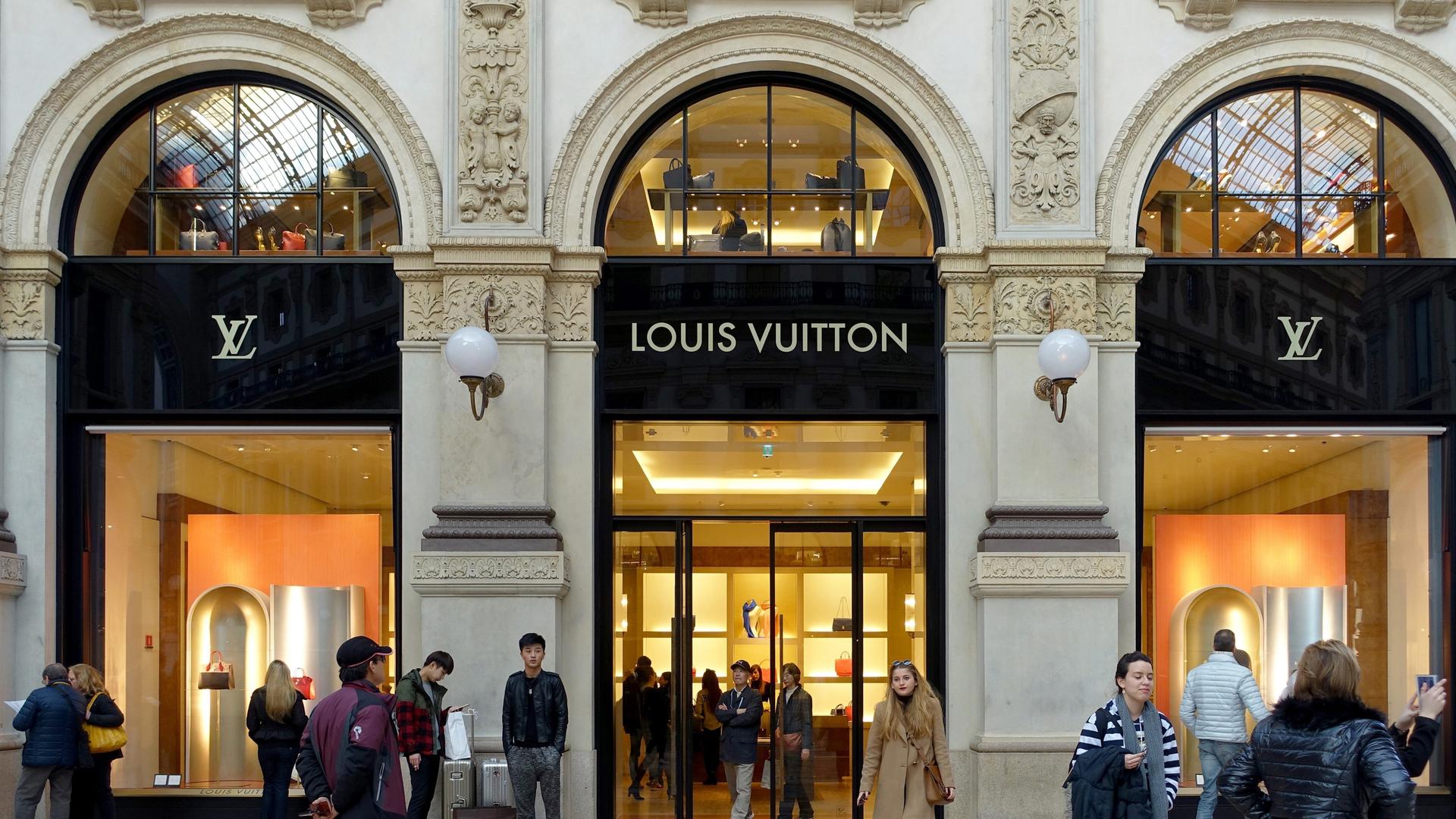 "Louis Vuitton"-Boutique in der Galleria Vittorio Emanuele II in Mailand. Eine prächtige Fasade in einem Kaufhaus. "Louis Vuitton"-Boutique in der Galleria Vittorio Emanuele II in Mailand. Eine prächtige Fasade in einem Kaufhaus.