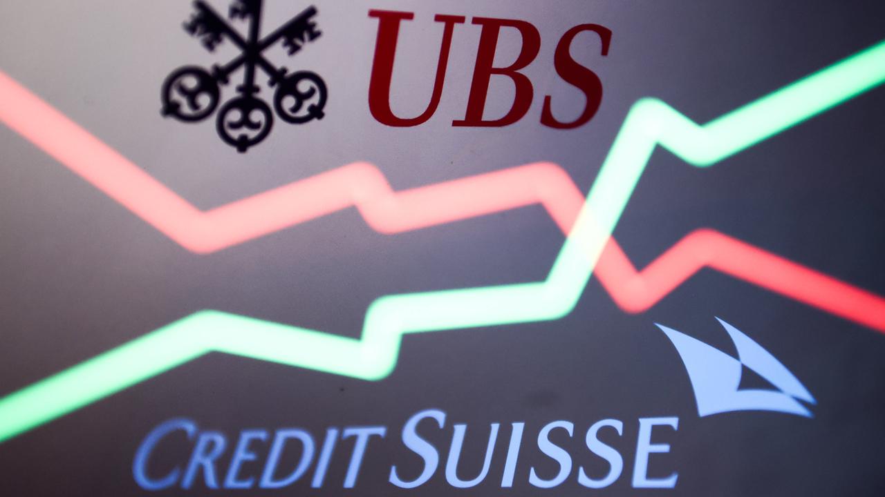 Die Schriftzüge UBS und Credit Suisse stehen in einer Illustration unter und über Börsenkurven.