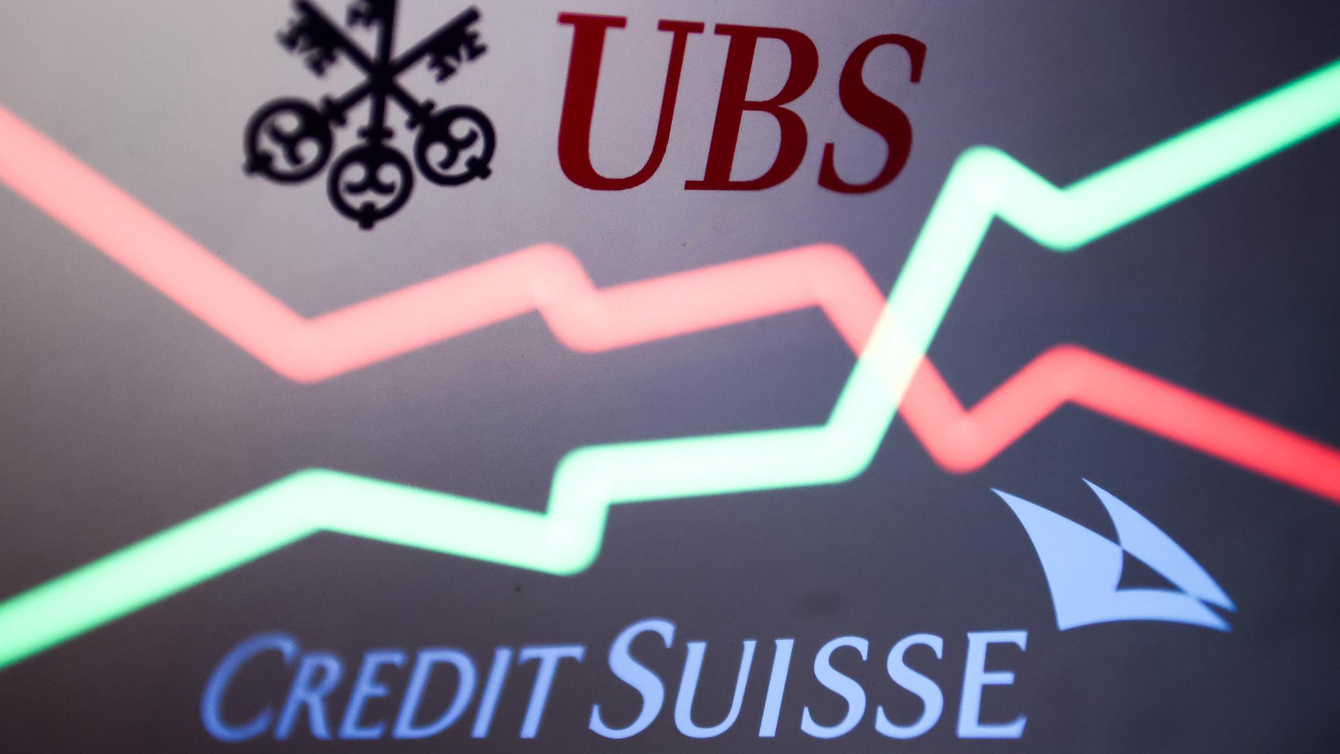 Die Schriftzüge UBS und Credit Suisse stehen in einer Illustration unter und über Börsenkurven. Die Schriftzüge UBS und Credit Suisse stehen in einer Illustration unter und über Börsenkurven.