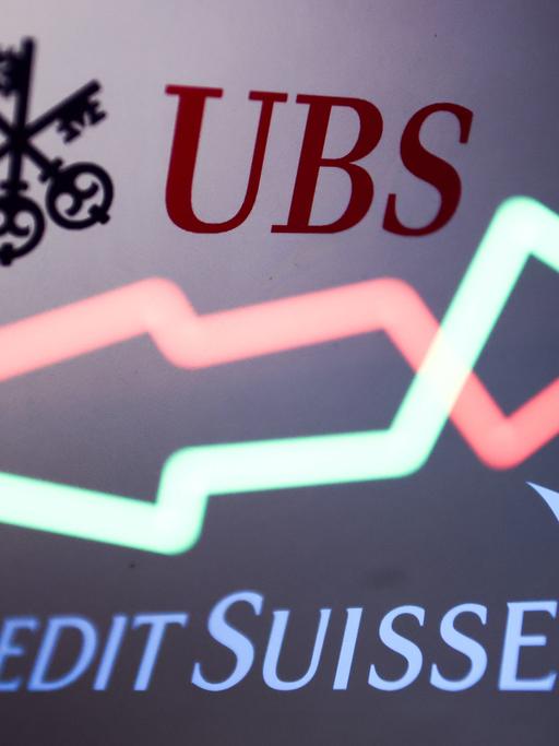 Die Schriftzüge UBS und Credit Suisse stehen in einer Illustration unter und über Börsenkurven.