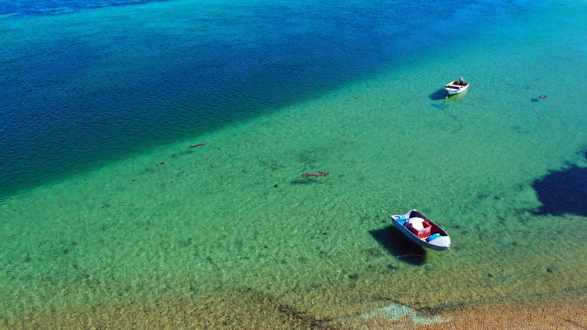 Luftaufnahme von zwei Fischerbooten auf türkisem Wasser in West-Australien Luftaufnahme von zwei Fischerbooten auf türkisem Wasser in West-Australien