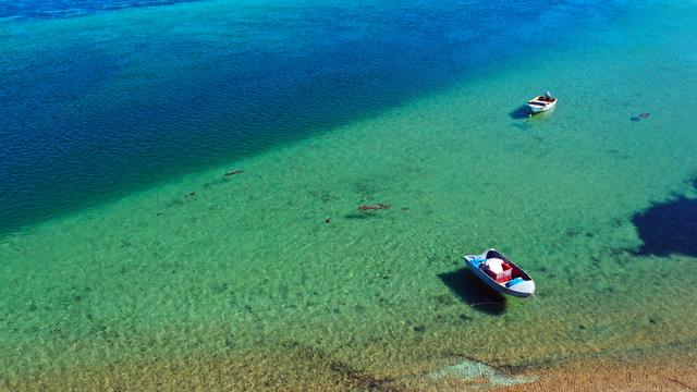 Luftaufnahme von zwei Fischerbooten auf türkisem Wasser in West-Australien
