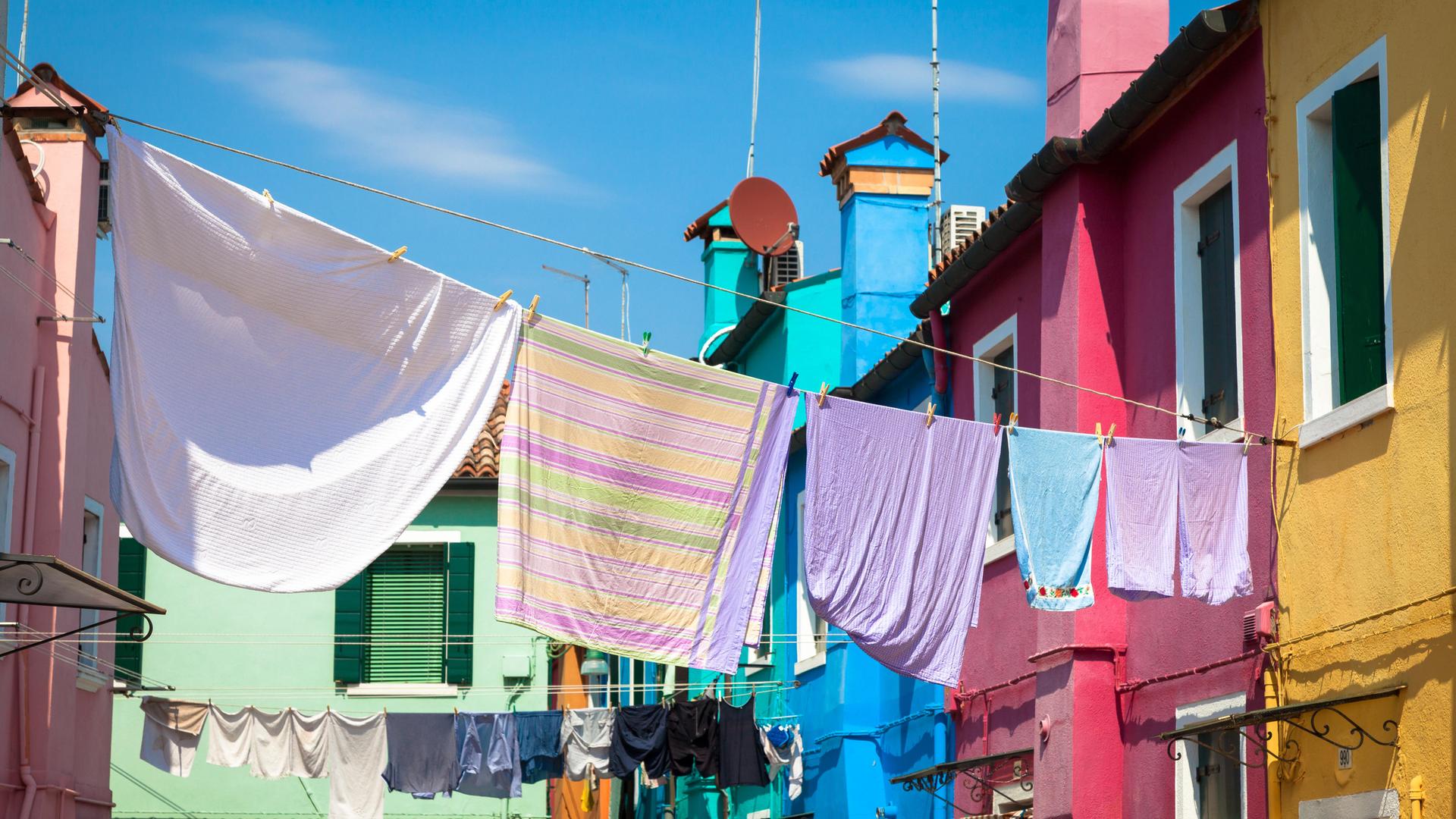 Bunt angemalte Häuser auf der Burano-Insel in Venedig, Italien Bunt angemalte Häuser auf der Burano-Insel in Venedig, Italien