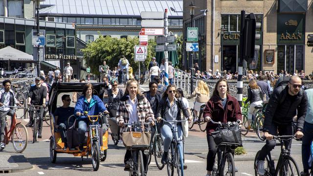 Radfahrer fahren auf dem Fahrradweg in der Innenstadt von Amsterdam