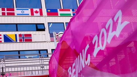 Die Flagge des Russischen Paralympischen Komitees hängt nicht mehr am Nationalen Ski-Alpin-Zentrum Xiaohaituo in China, nachdem die russischen und belarussischen Athleten von den Paralympischen Spielen ausgeschlossen wurden. Die Flagge des Russischen Paralympischen Komitees hängt nicht mehr am Nationalen Ski-Alpin-Zentrum Xiaohaituo in China, nachdem die russischen und belarussischen Athleten von den Paralympischen Spielen ausgeschlossen wurden.