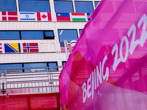 Die Flagge des Russischen Paralympischen Komitees hängt nicht mehr am Nationalen Ski-Alpin-Zentrum Xiaohaituo in China, nachdem die russischen und belarussischen Athleten von den Paralympischen Spielen ausgeschlossen wurden. Die Flagge des Russischen Paralympischen Komitees hängt nicht mehr am Nationalen Ski-Alpin-Zentrum Xiaohaituo in China, nachdem die russischen und belarussischen Athleten von den Paralympischen Spielen ausgeschlossen wurden.