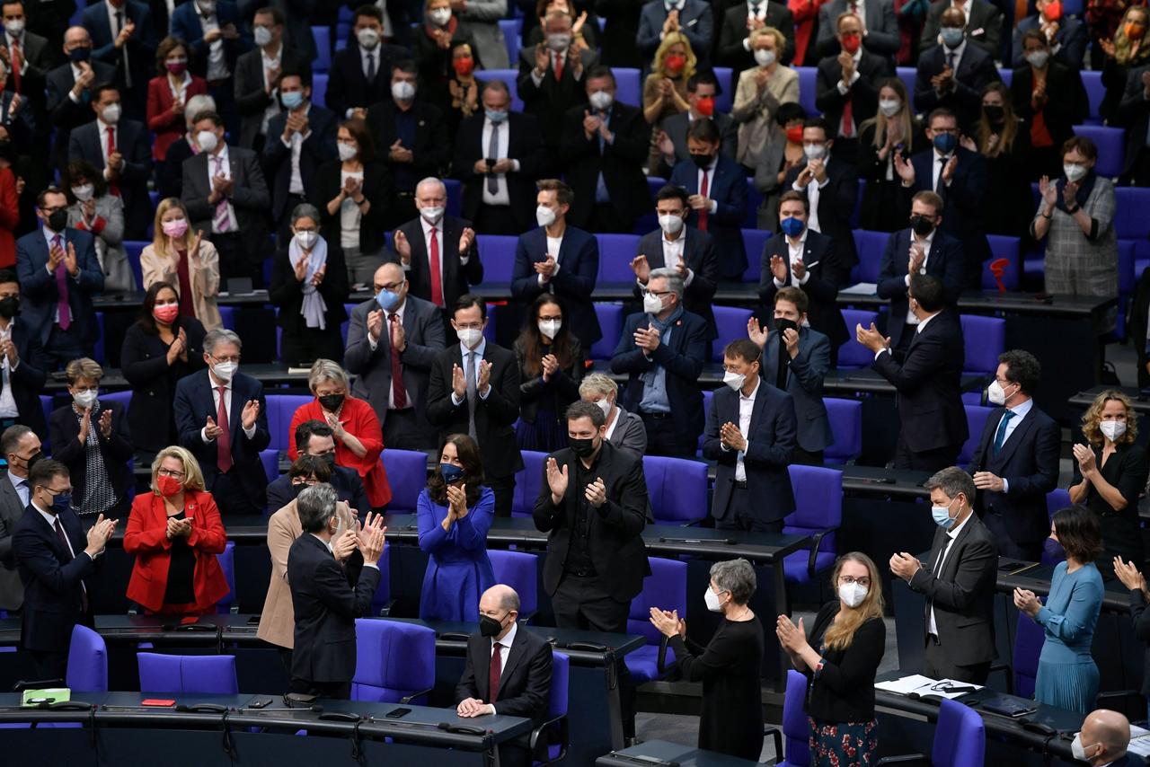 Der Bundestag applaudiert dem neuen Bundeskanzler Olaf Scholz. Der Bundestag applaudiert dem neuen Bundeskanzler Olaf Scholz.