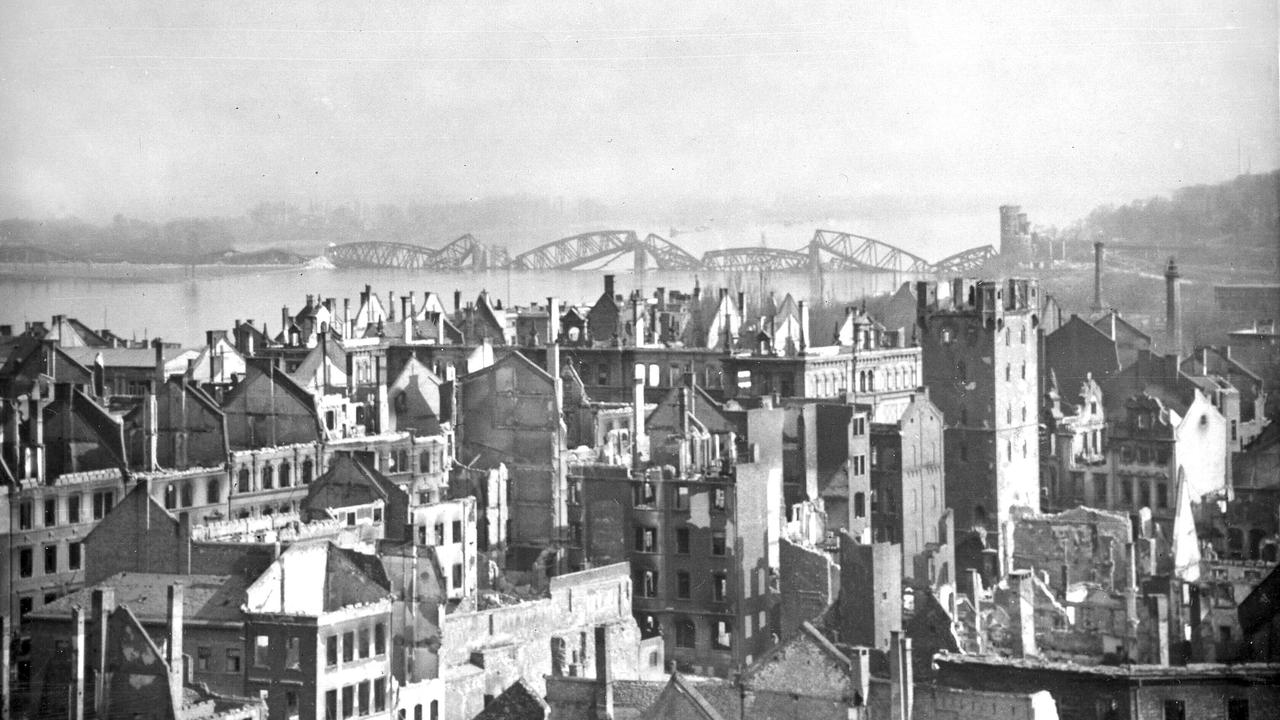 Ein Blick über das zerstörte Mainz am 3. April 1945 - im Hintergrund ist die zerstörte Südbrücke zu sehen Ein Blick über das zerstörte Mainz am 3. April 1945 - im Hintergrund ist die zerstörte Südbrücke zu sehen
