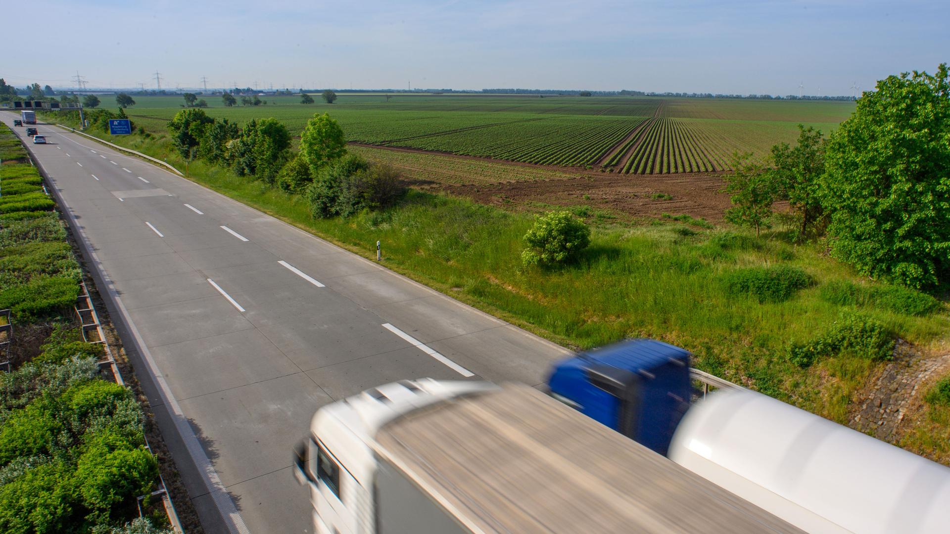 Die Autobahn 14 führt an einem bestelltem Feld vorbei. Dort plant der US-Konzern Intel den Bau seiner Chipfabriken. Die Autobahn 14 führt an einem bestelltem Feld vorbei. Dort plant der US-Konzern Intel den Bau seiner Chipfabriken.