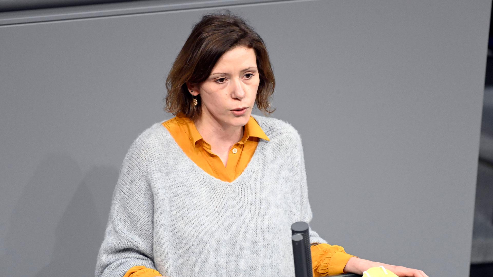 Die FDP-Politikerin Aniko Merten steht an einem Rednerpult.