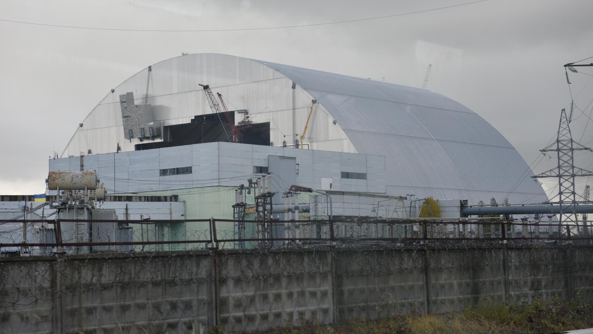 Über dem ehemaligen Kernkraftwerk Tschernobyl liegt ein sogenannter Sarkophag (Archivbild). Über dem ehemaligen Kernkraftwerk Tschernobyl liegt ein sogenannter Sarkophag (Archivbild).