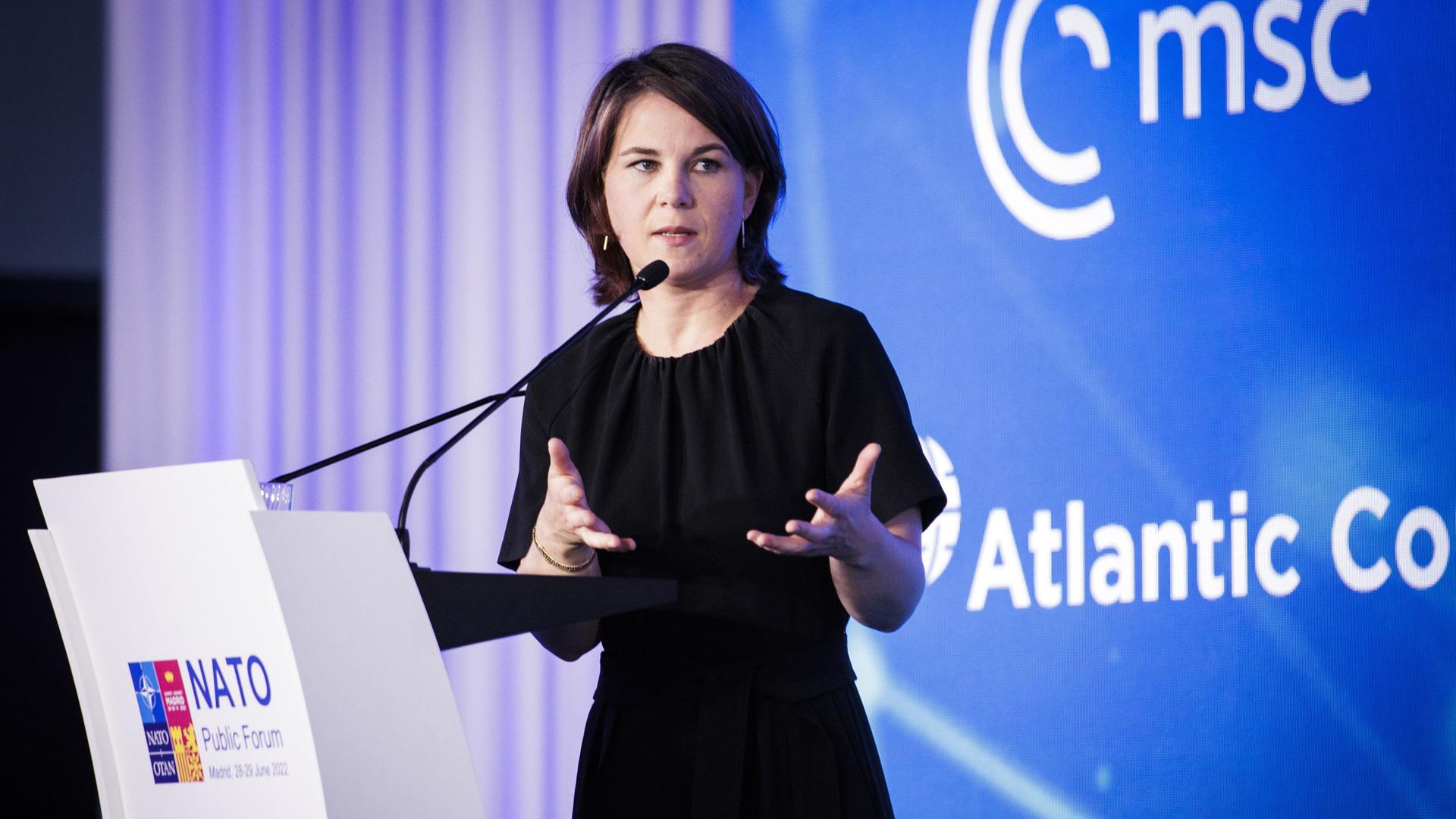 Bundesaussenministerin Annalena Baerbock beim NATO Public Forum Ende Juni 2022 in Madrid zum Thema "Steigende Temperaturen, Steigende Spannungen: Klimawandel und Allianzsicherheit". Bundesaussenministerin Annalena Baerbock beim NATO Public Forum Ende Juni 2022 in Madrid zum Thema "Steigende Temperaturen, Steigende Spannungen: Klimawandel und Allianzsicherheit".