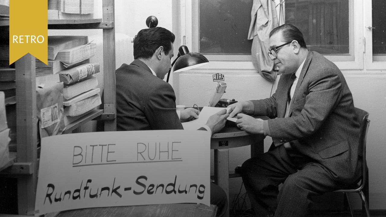 Wahlsonntag in Berlin: Chefsprecher Gerhard Heydebreck und Erich Nieswandt im Studio während der Aufzeichnung einer Rundfunksendung, 1963