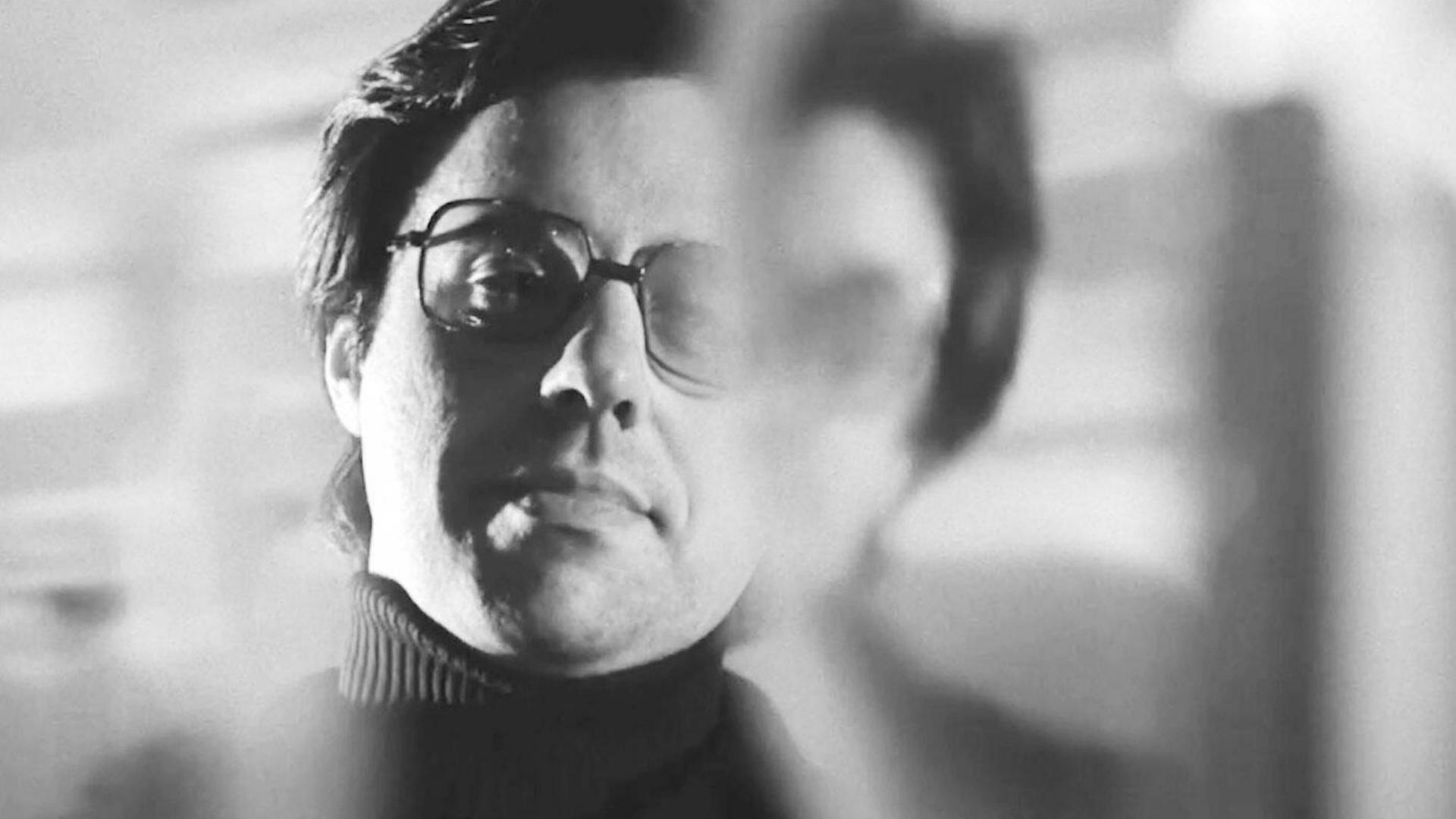 Schwarzweißporträt des Filmemachers Peter Bogdanovich Schwarzweißporträt des Filmemachers Peter Bogdanovich